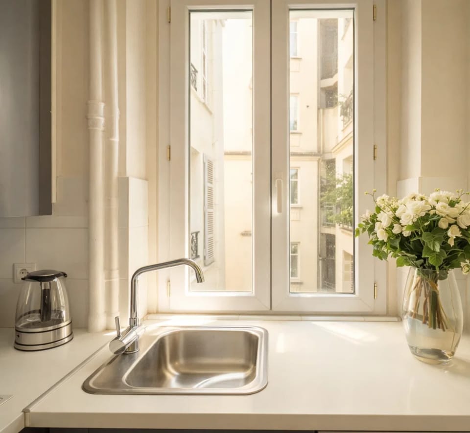Fully-equipped kitchen with washer