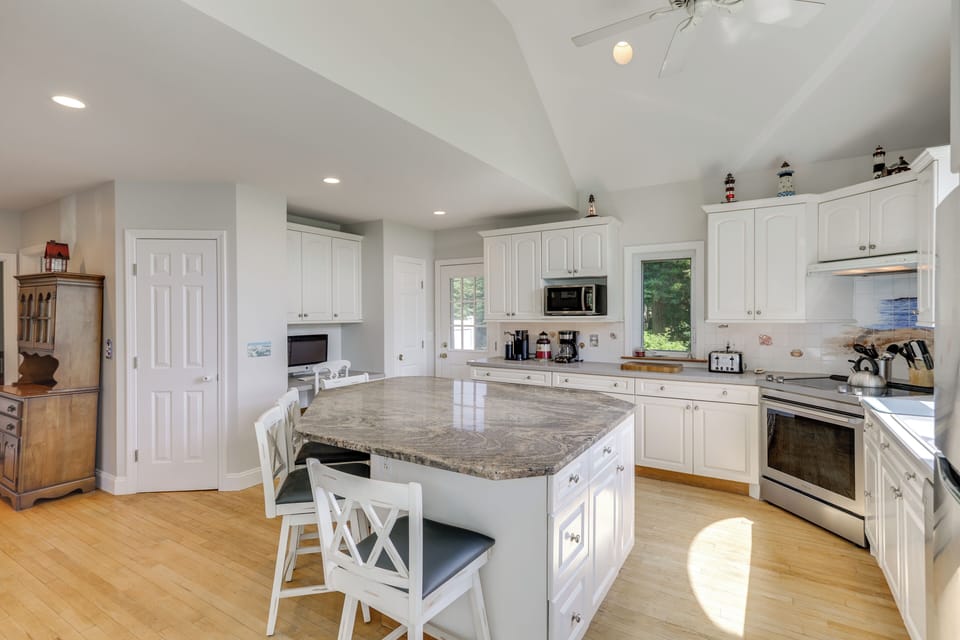 Kitchen | 1st Floor | Dishwasher | Keurig & Drip Coffee Makers | Desk Workspace