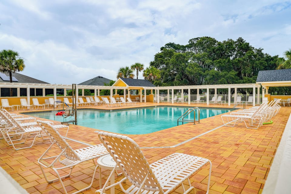 Community Pool (w/ Additional Fee)