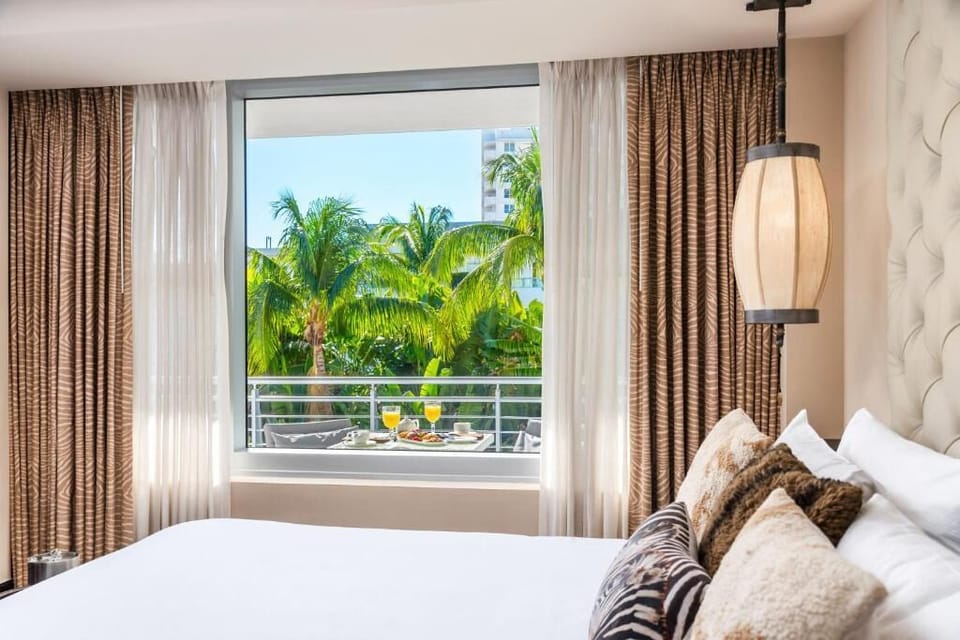 Wake up to palm views and enjoy breakfast by the window.