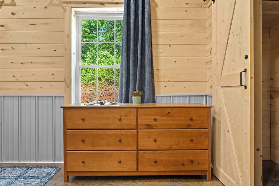 Bedroom: Rustic charm meets modern comfort in this beautifully appointed bedroom, offering a truly unique stay.