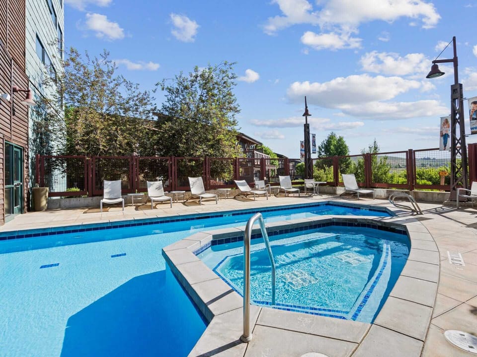 Outdoor Pool / Hot Tub