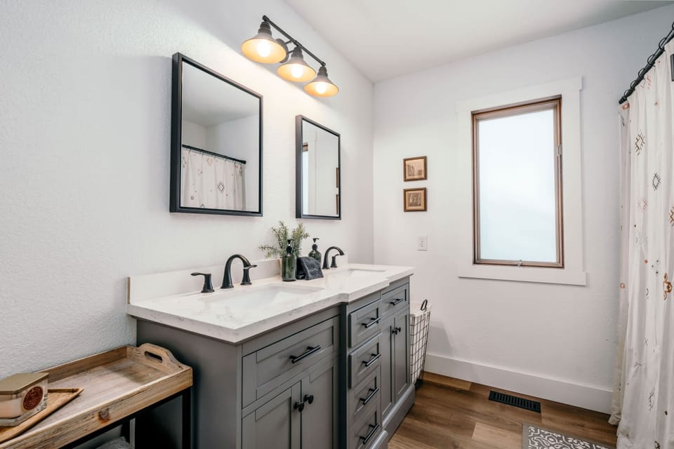 Upstairs guest full bath.