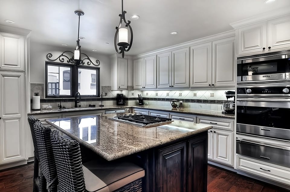 SPACIOUS KITCHEN