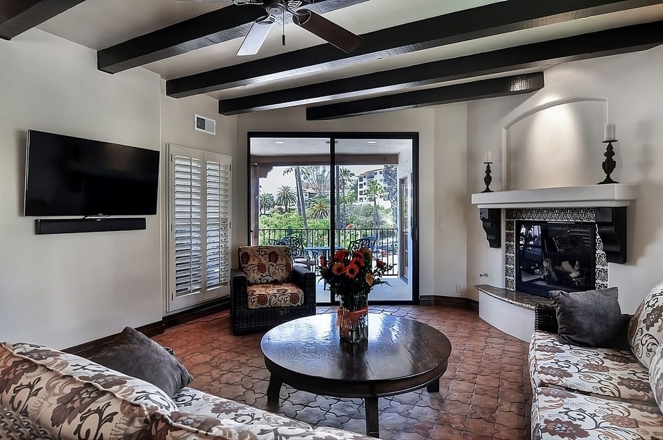 LIVING ROOM OUTWARD
