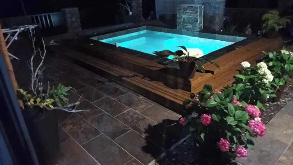 Outdoor spa tub
