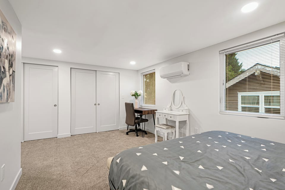 primary bedroom queen bed