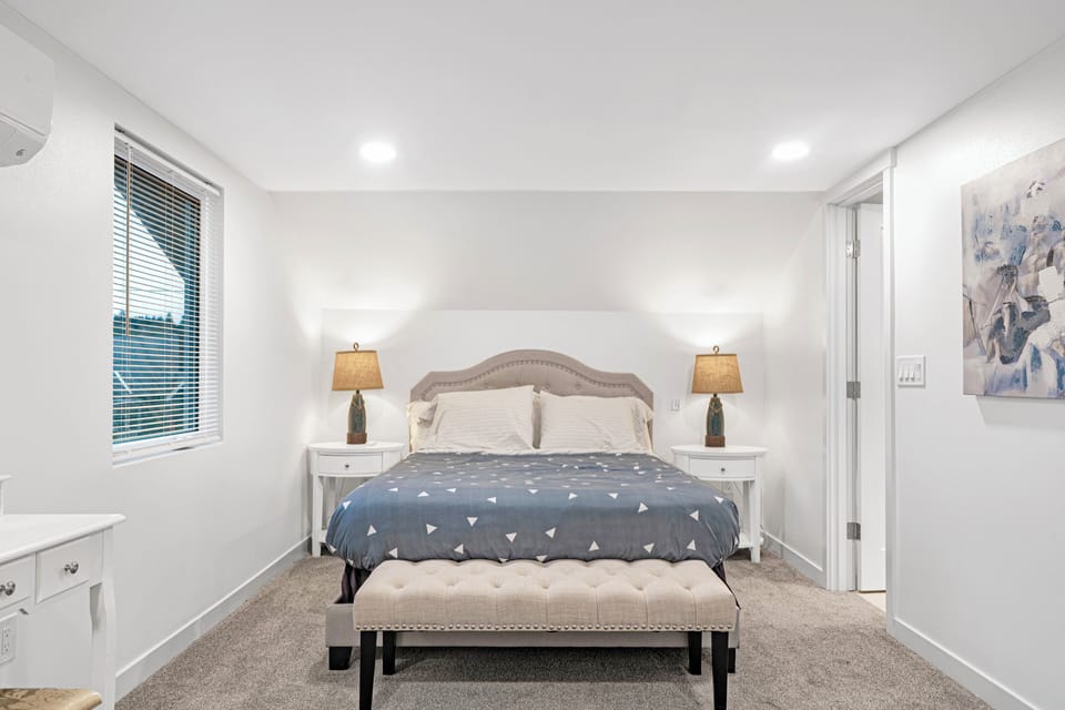 primary bedroom queen bed