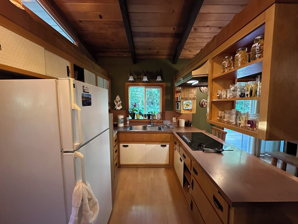 Full kitchen
