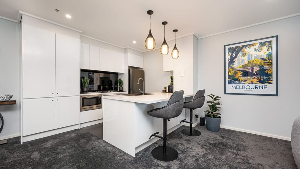 Breakfast Bar with seating for 2
