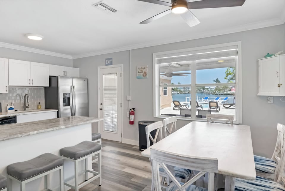 Dining with a view of paradise.