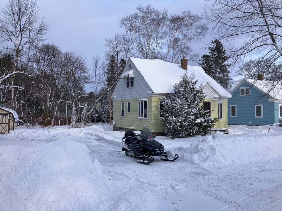 Side driveway for snowmobiles or trailers