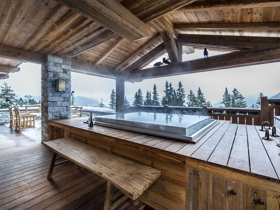 Outdoor spa tub
