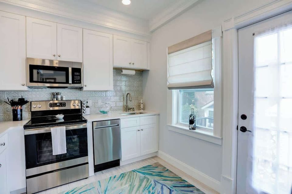 This wonderful kitchen has everything you need to whip up a home-cooked meal, or a quick bite before running out to see and experience the city of Savannah.