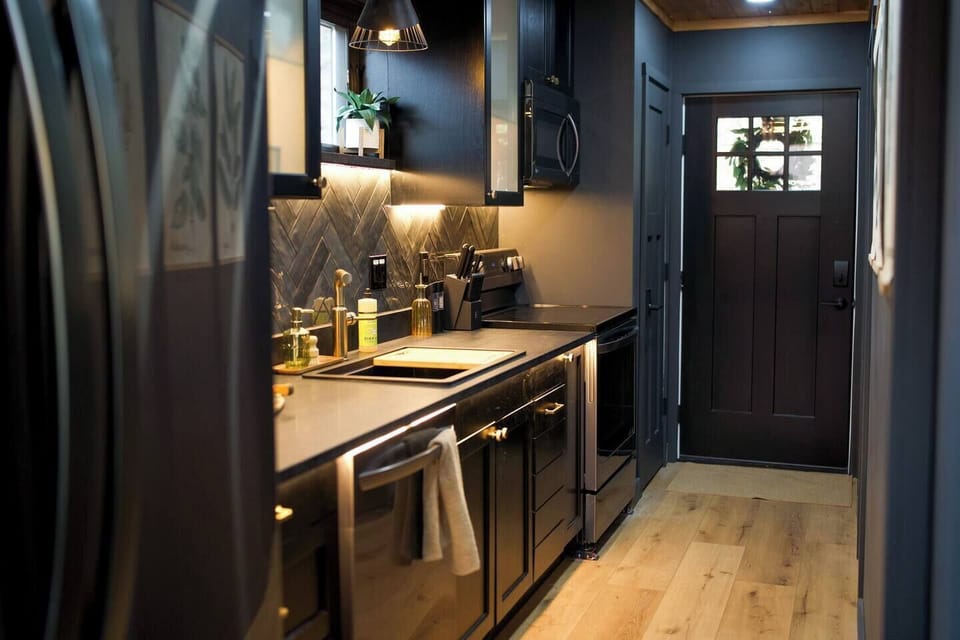 Enjoy a fully equipped kitchen! Full sized appliances, filtered water and ice maker in fridge, dishwasher, electric oven and stove, and induction microwave. We love cooking while we travel, so we make sure that our homes are appropriately stocked. 