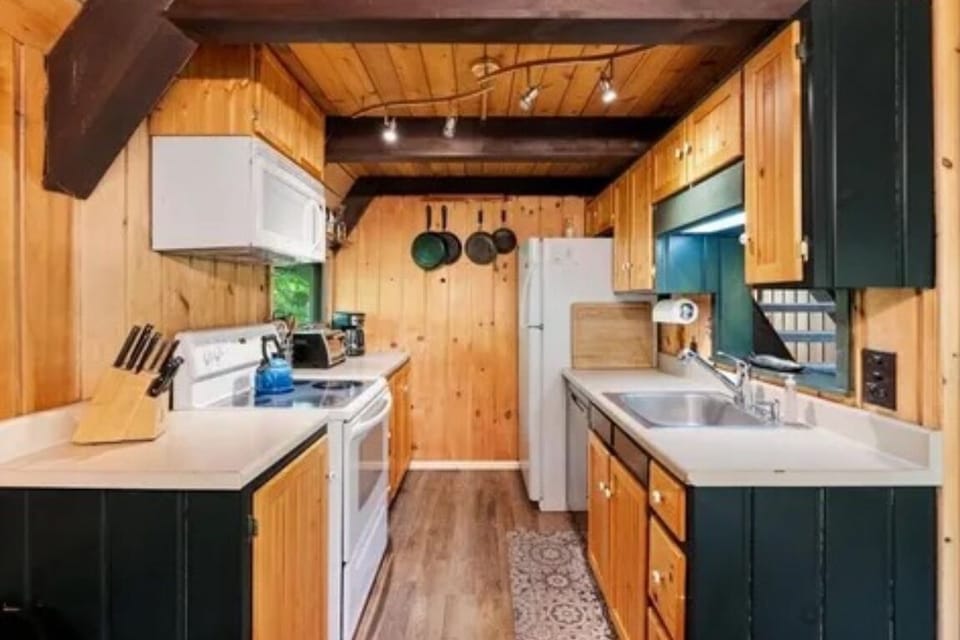 Kitchen stove/oven, refrigerator, microwave, toast oven/air fryer, coffee maker