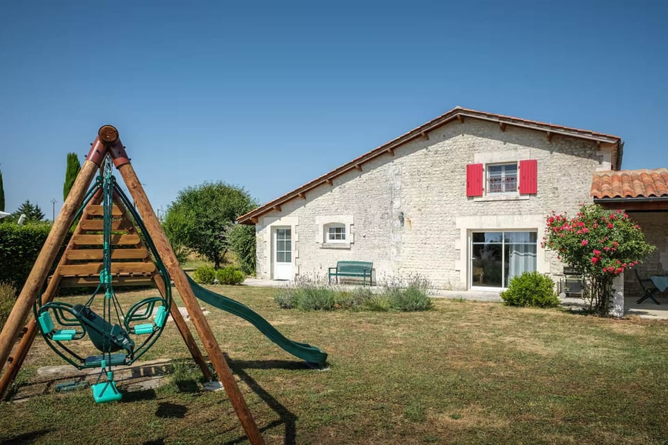 Jeux pour enfants extérieurs, jardin entièrement clôturé