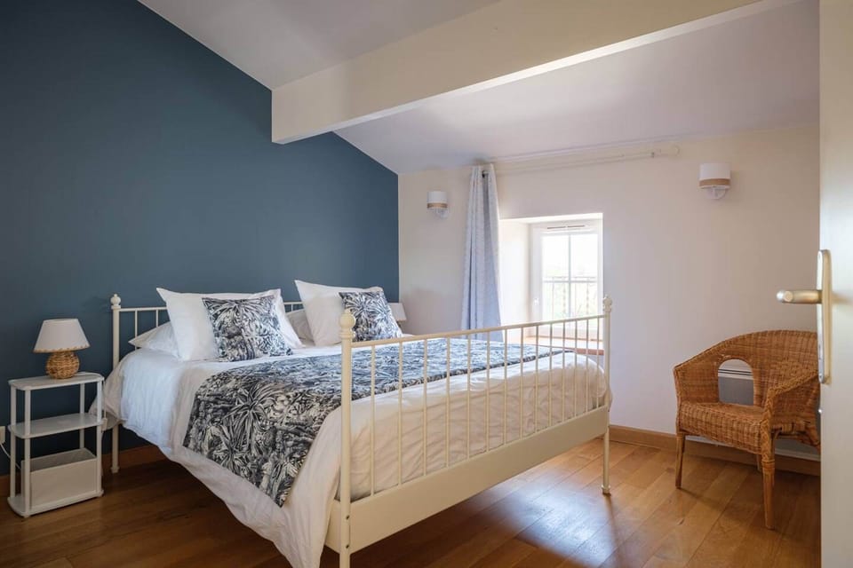 Chambre lit 160 avec petit placard, moustiquaire à la fenêtre