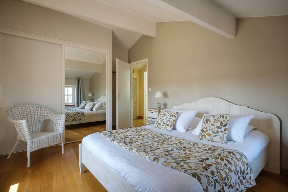 La chambre lit 160 moustiquaire à la fenêtre et grand placard