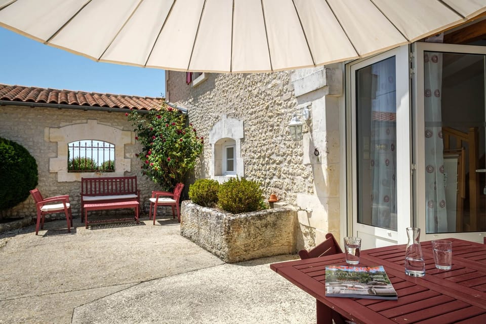 Terrasse extérieur face à la cour du parking privé
