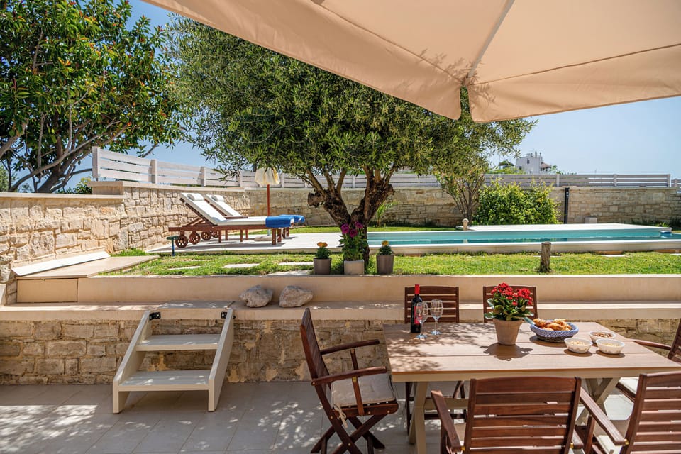 East face pool & dining area
