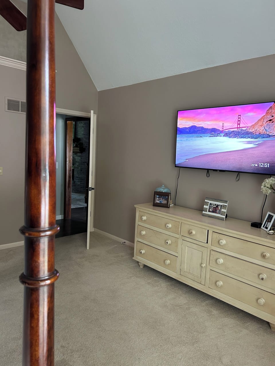 Master bedroom w/ TV (Hulu, Netflix, etc)