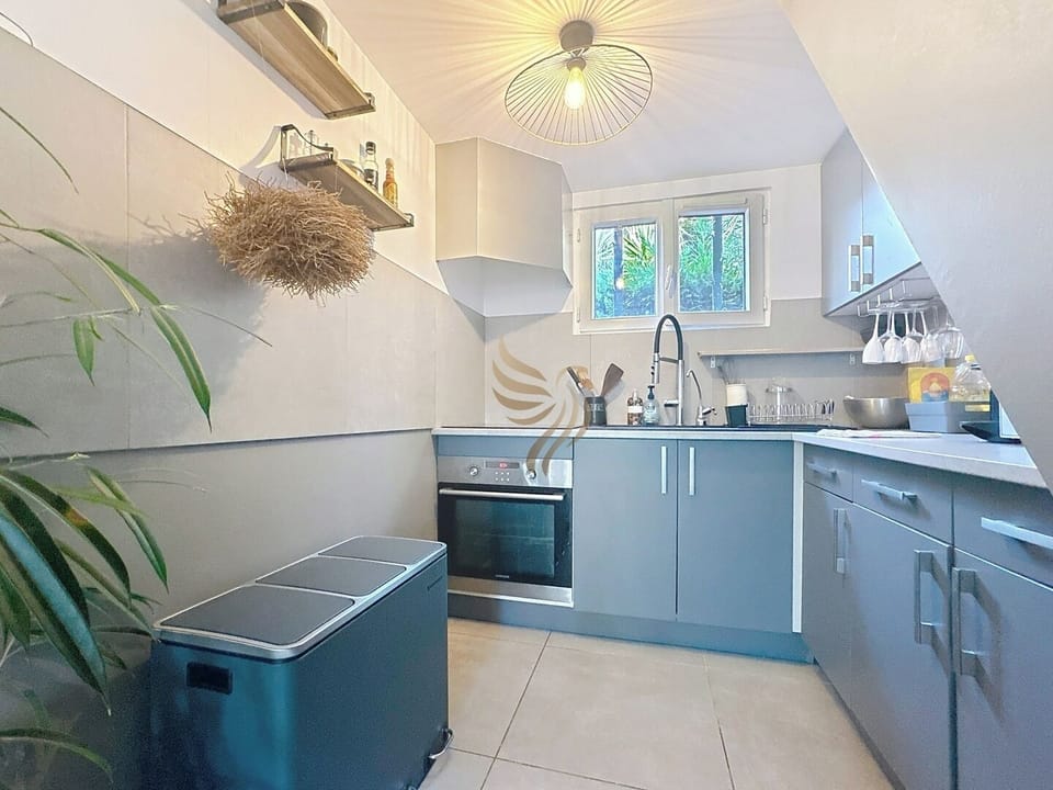Belle cuisine équipée, avec rangements, ustensiles, four, et plaques de cuisson, parfaite pour cuisiner vos repas lors de votre séjour.
