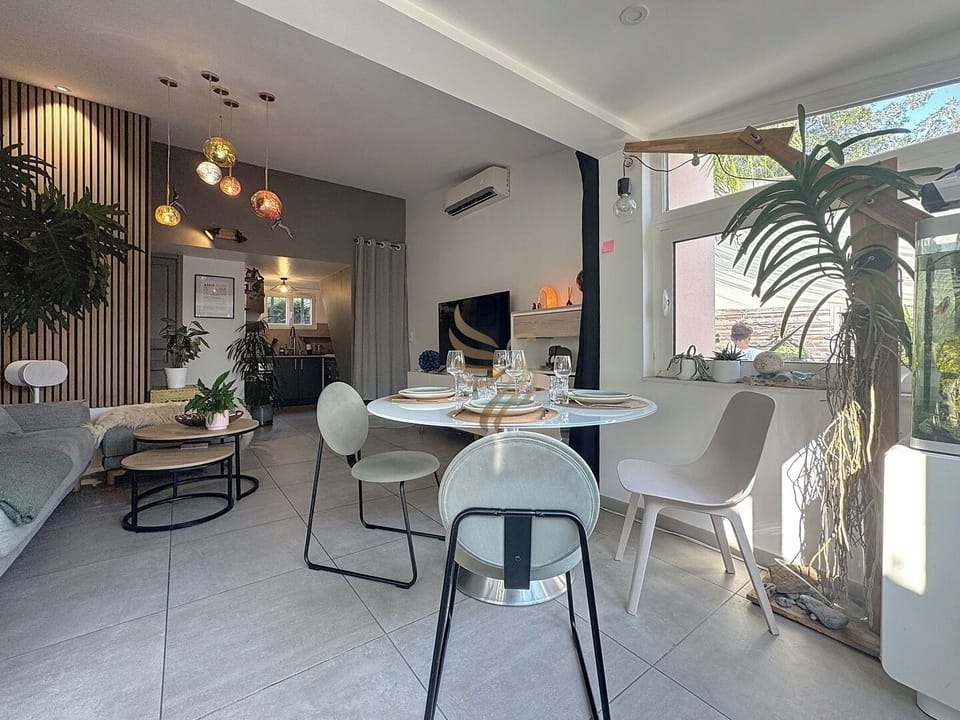 Un agréable coin repas intérieur, dans un décor soigné et chaleureux.