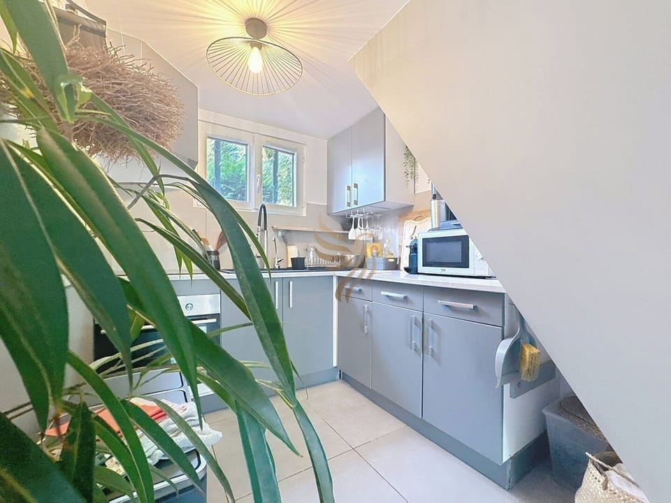 Cuisine moderne avec sa fenêtre donnant sur l'extérieur.