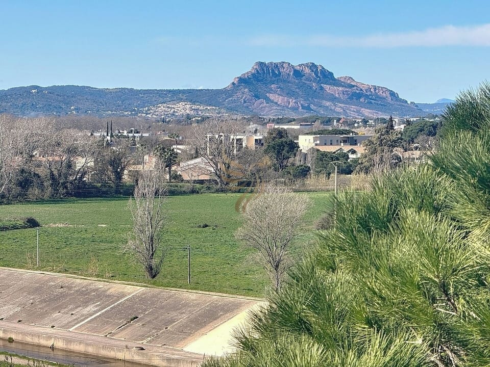 Profitez de cette vue imprenable depuis la terrasse, idéale pour des moments de détente en plein air dans un cadre naturel serein.