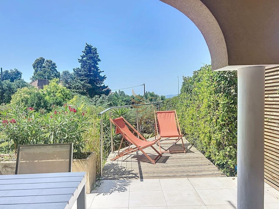 Terrasse privative avec transats.