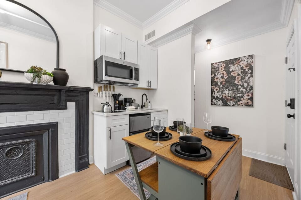 Even on vacation, sometimes you just want to grab a bite `at home`! Our smart kitchenette offers a microwave, stovetop, and mini-fridge for your convenience. Plus, there`s a lovely little dining area perfect for enjoying your creations.