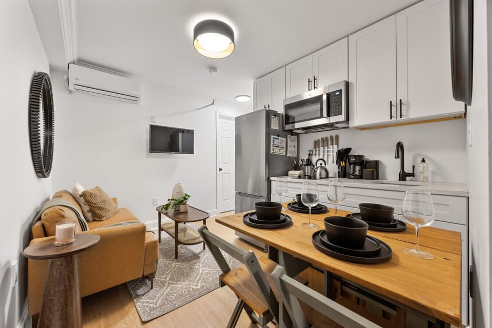 Cozy up in our stylish whole room! Comfy living area, fully equipped kitchen – everything you need for a relaxing escape. The chic ceiling light just adds to the perfect ambiance.
