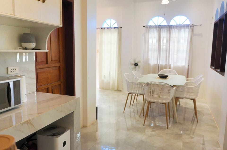 1 bedroom unit - Dining and pantry