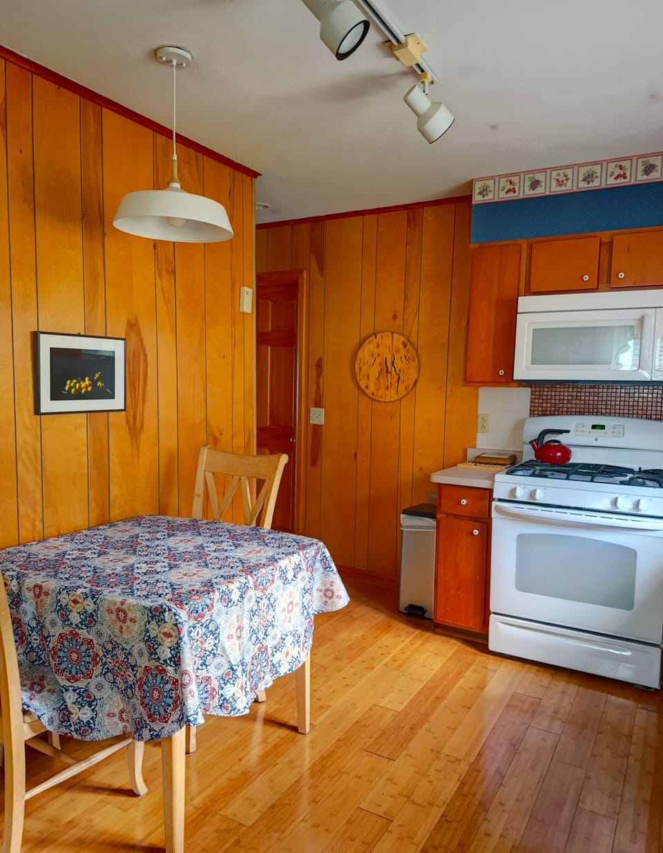 Eat- in kitchen,  gas stove, microwave, coffee maker w reusable filter, dishes