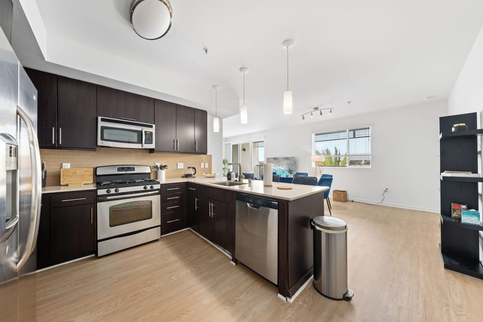 Modern kitchen with everything you need.