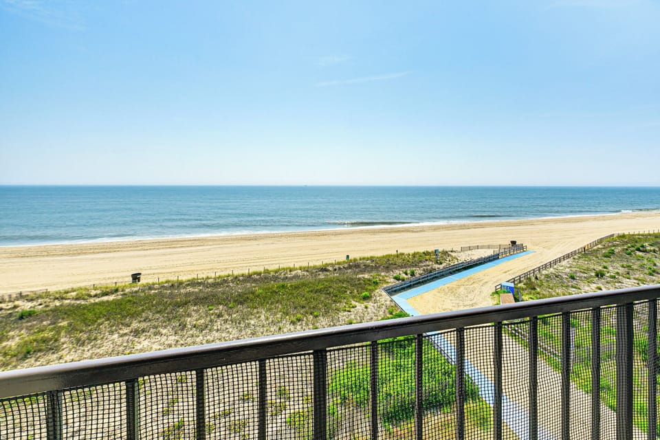 Private Balcony w/ Seating