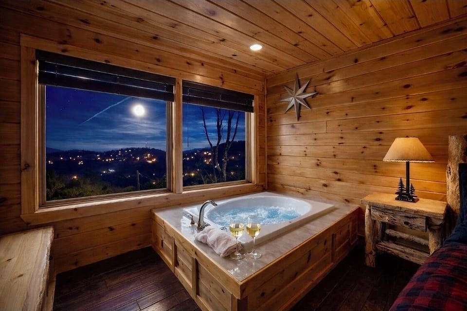 Jacuzzi Main Level King Bedroom