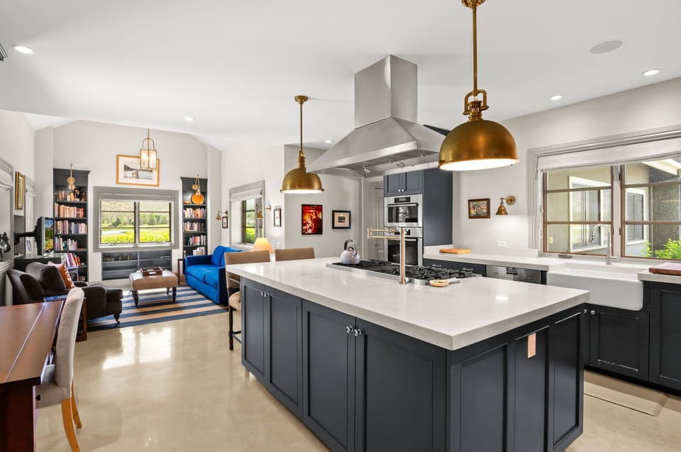 Large fully outfitted kitchen