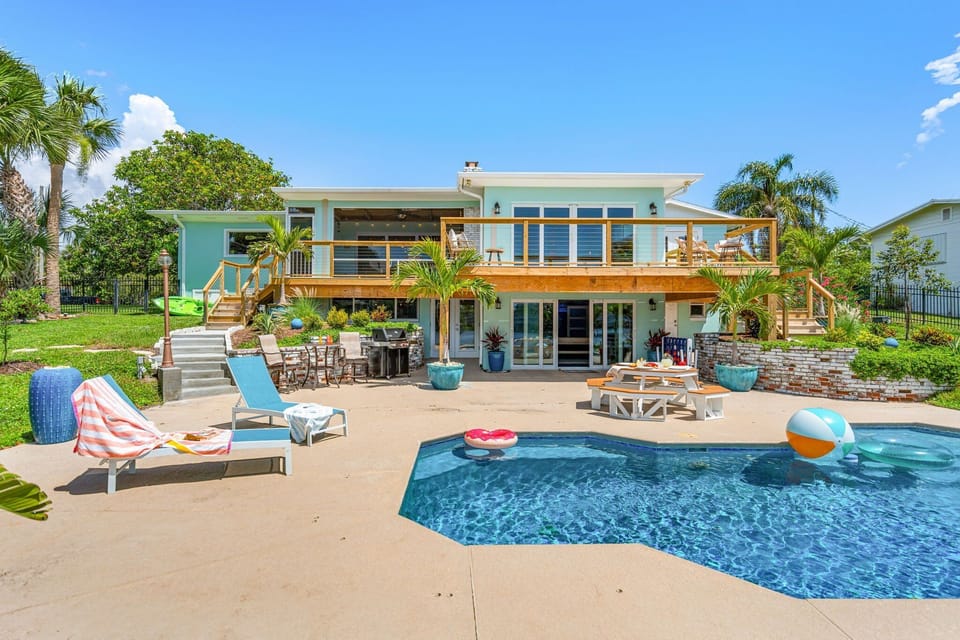 Expansive balcony that overlooks the pool