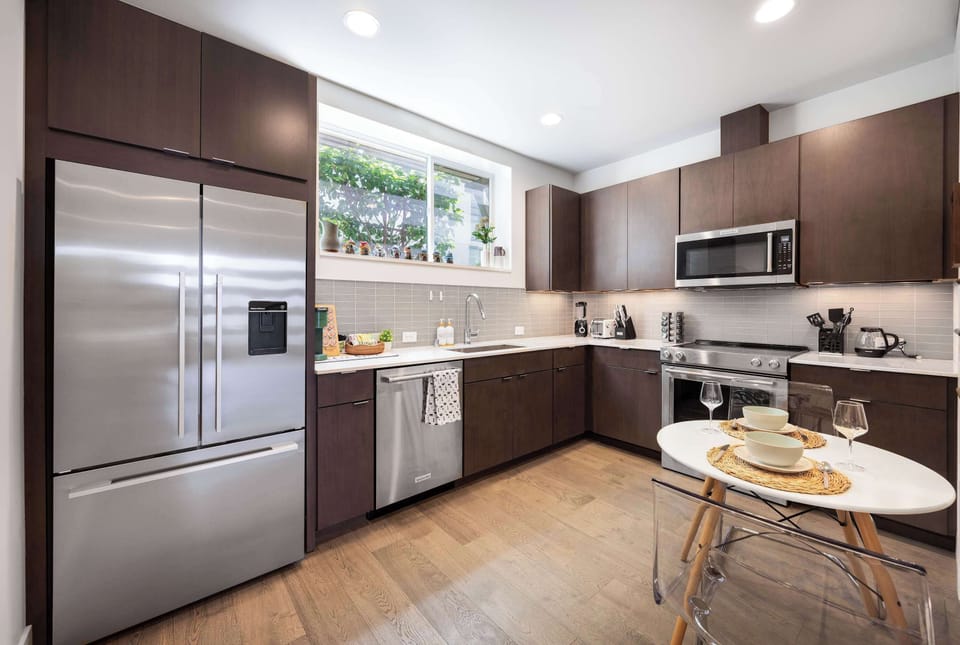 Entertain effortlessly in this fully equipped kitchen with premium appliances.