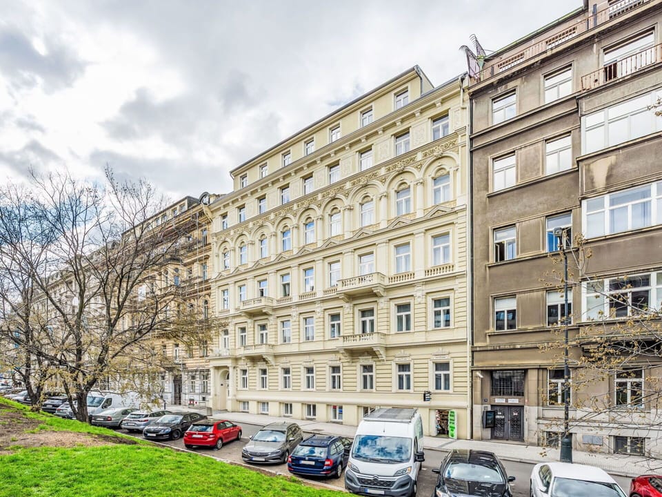 Building, Apartment, Condominium, Family Car, Mixed-Use, Luxury Vehicle, Parking