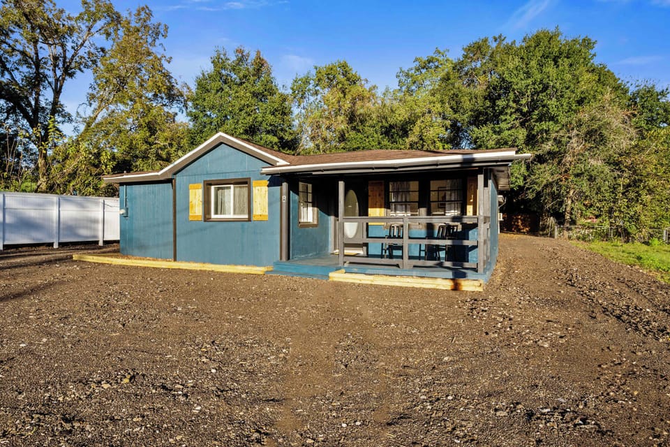This welcoming blue cottage is your ideal home base for exploring Pensacola’s charm.