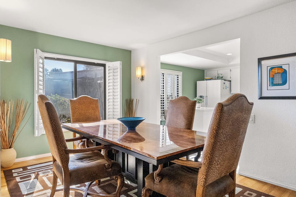 K0292-Dining room table