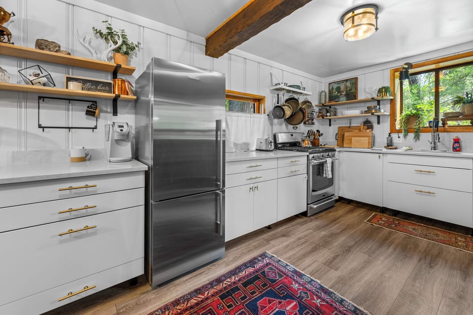 Kitchen - Fully Stocked Kitchen
Pots/Pans
Silverware
Toaster
Blender
Microwave
Rice Cooker
Slow Cooker
Keurig