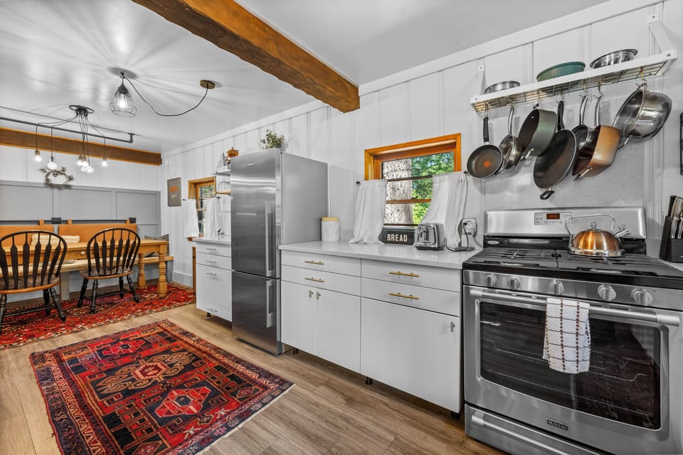 Kitchen - Fully Stocked Kitchen
Pots/Pans
Silverware
Toaster
Blender
Microwave
Rice Cooker
Slow Cooker
Keurig
