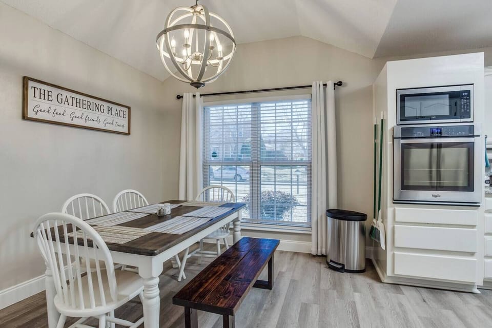 Dining, eat-in kitchen