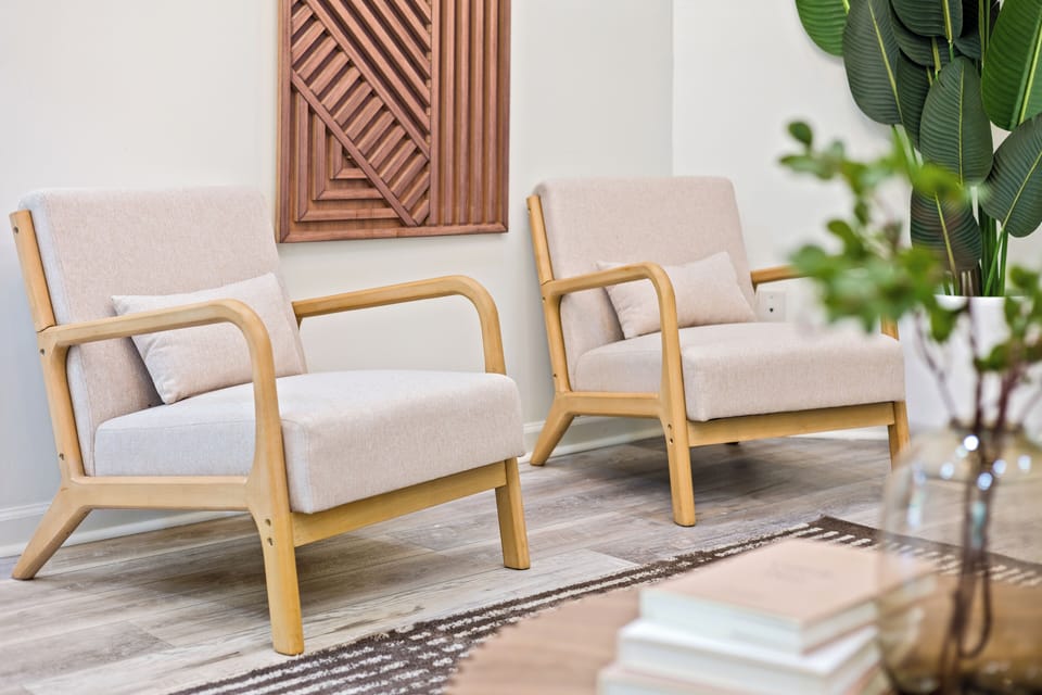 Relax in stylish armchairs surrounded by natural accents and warm light!