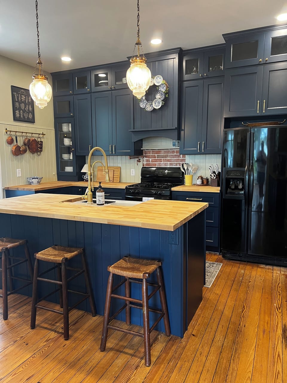 Brand new renovated kitchen!
Fully stocked with all the tools 