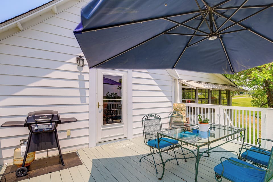 Deck | Outdoor Dining Area | Gas Grill